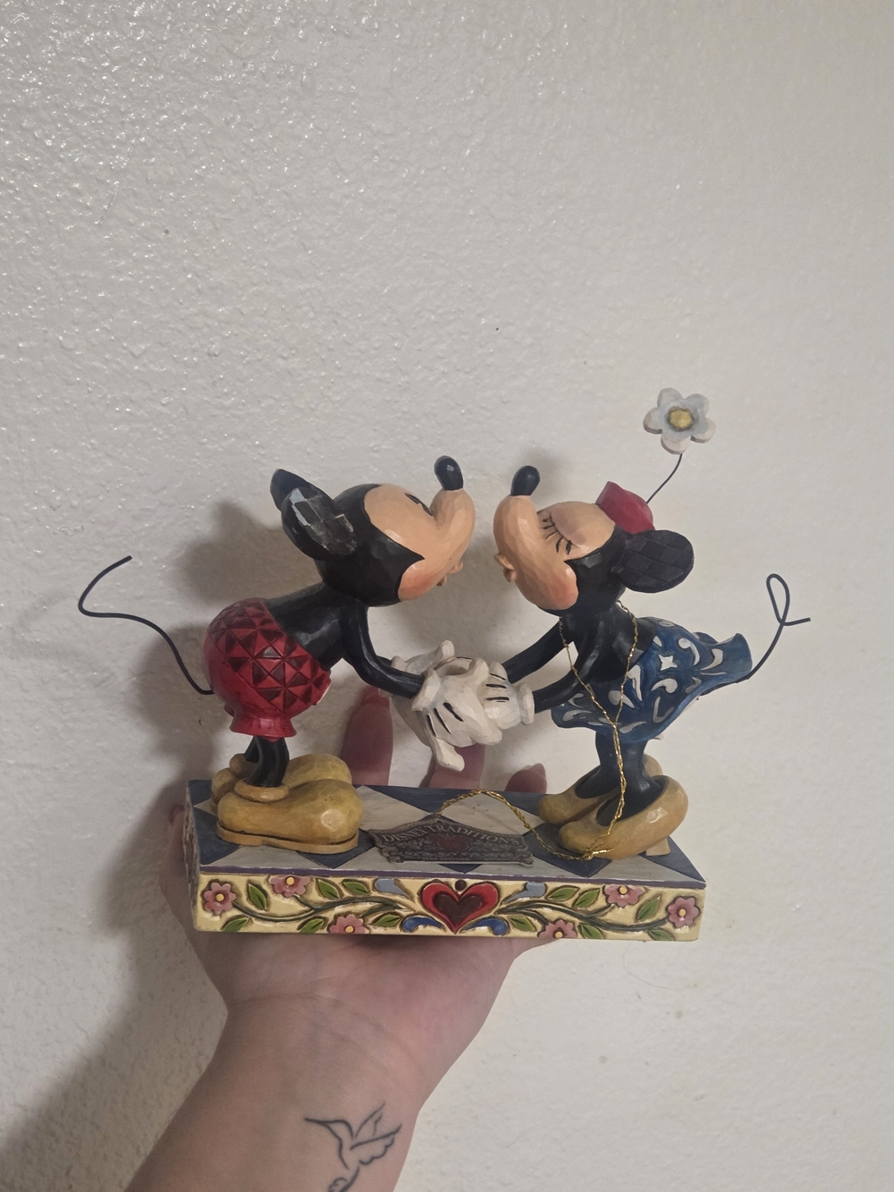 Jim Shore Disney Traditions Mickey & Minnie Kissing Figurine 4013989